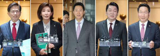 국민의힘 대선 경선 후보들이 16일 서울시청을 차례로 방문해 오세훈 서울시장과 회동했다. 왼쪽부터 이날 회동을 마친 김문수 전 고용노동부 장관, 나경원 의원, 오 시장, 안철수 의원, 유정복 인천시장. [연합뉴스]